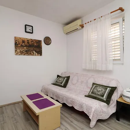 Karbuni By The Sea Apartment *