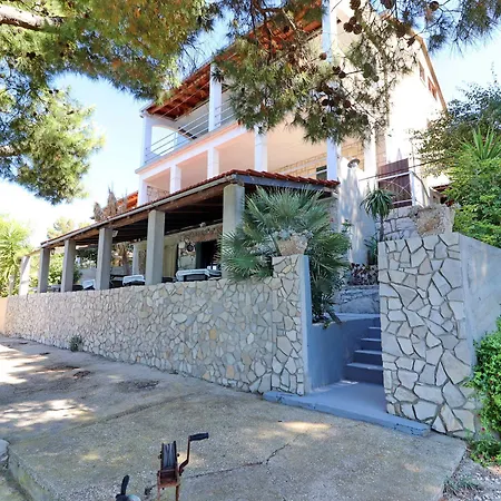 Karbuni By The Sea Apartment *